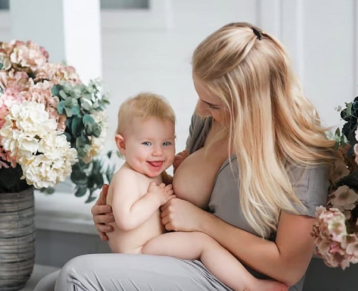 Sânii după naștere și alăptare: cum sunt afectați și ce soluții există pentru menținerea formei dorite